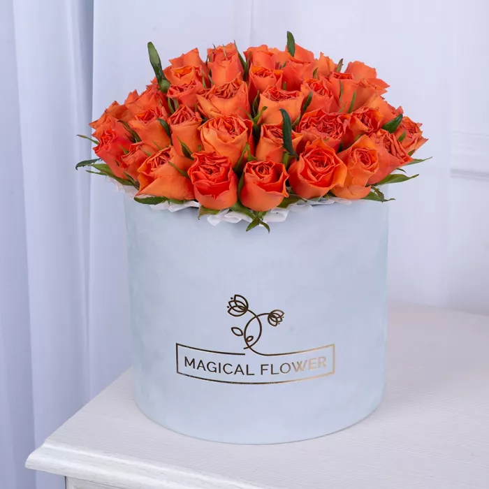 51 оранжевая роза в серой бархатной шляпной коробке