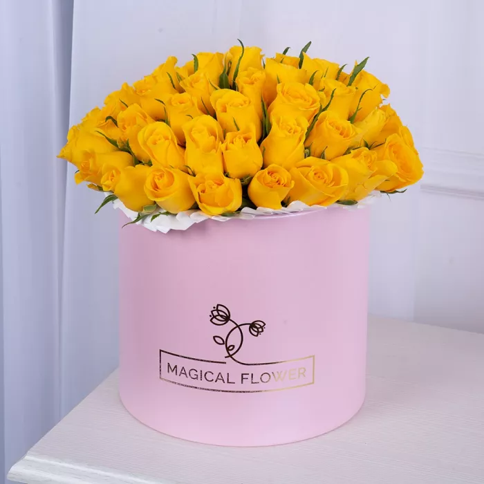 51 желтая роза в розовой шляпной коробке