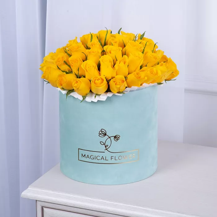 51 желтая роза в бархатной шляпной коробке