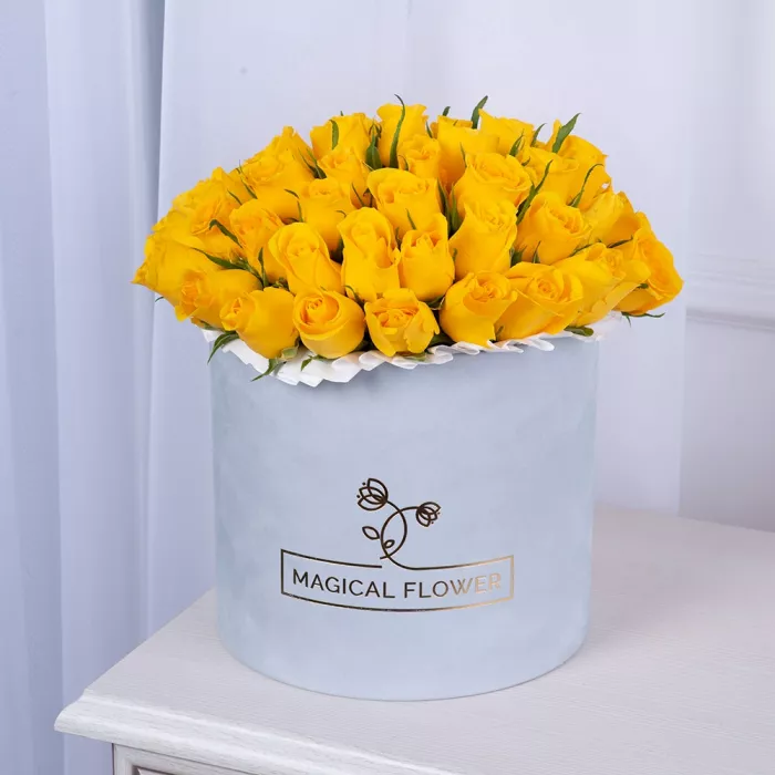 51 желтая роза в серой бархатной шляпной коробке