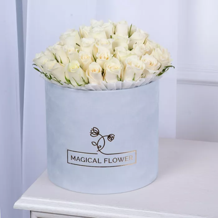 51 белая роза в серой бархатной шляпной коробке