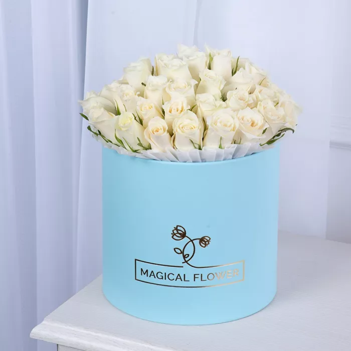51 белая роза в голубой шляпной коробке