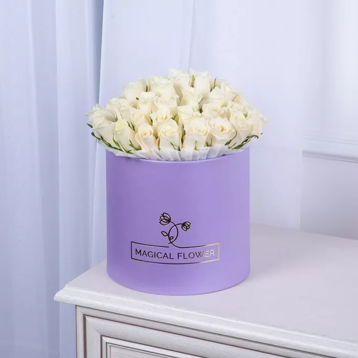 51 белая роза в фиолетовой шляпной коробке