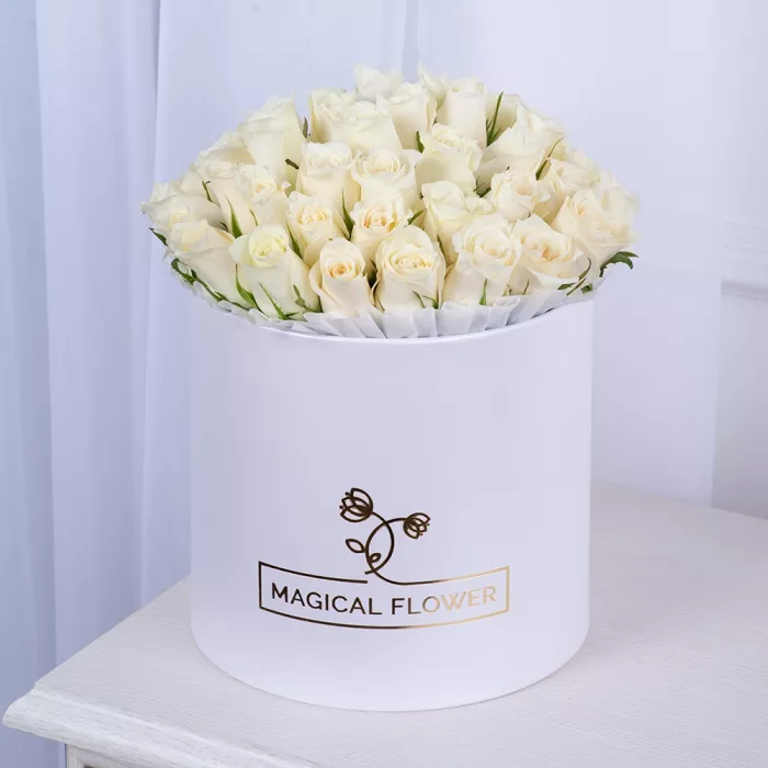 51 белая роза в белой шляпной коробке