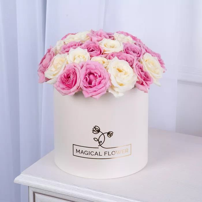 25 разноцветных роз premium в белой шляпной коробке