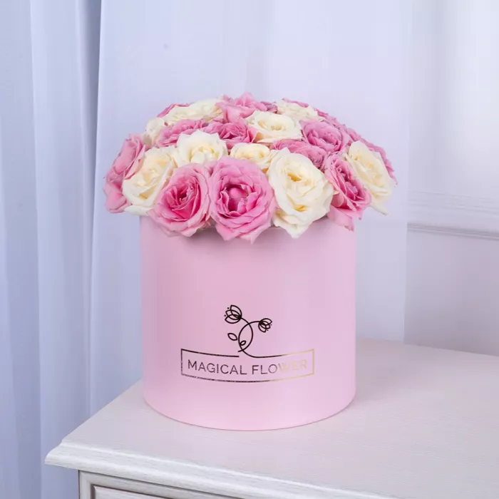 25 разноцветных роз premium в розовой шляпной коробке