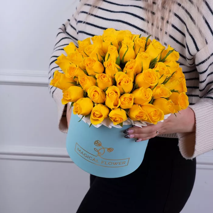 51 желтая роза в голубой шляпной коробке