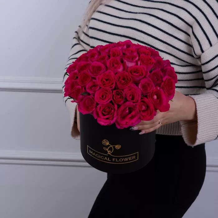 51 малиновая роза в черной шляпной коробке