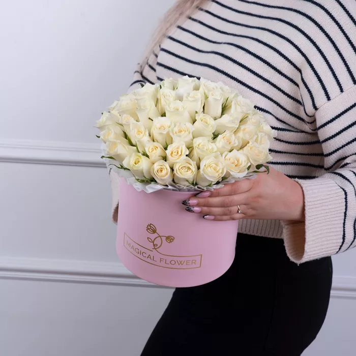 51 белая роза в розовой шляпной коробке