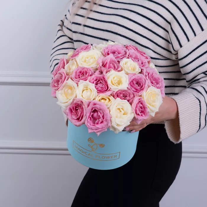 25 разноцветных роз premium в голубой шляпной коробке