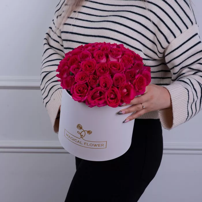 51 малиновая роза в белой шляпной коробке