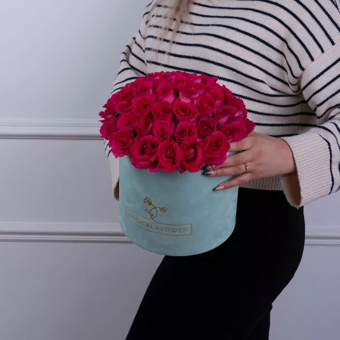 51 малиновая роза в бархатной шляпной коробке