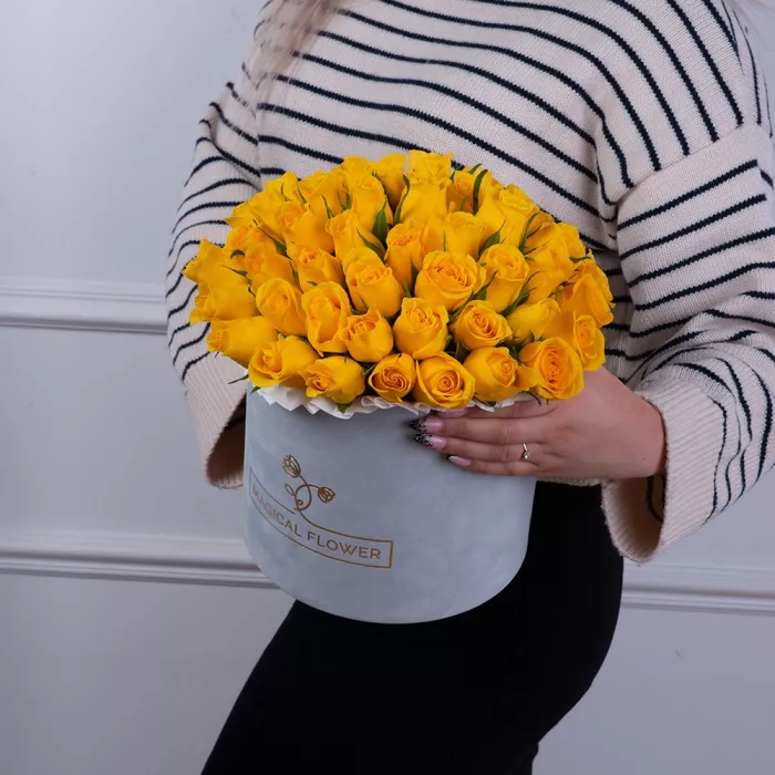 51 желтая роза в серой бархатной шляпной коробке