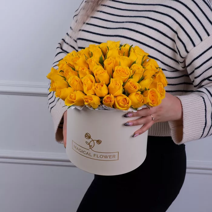 51 желтая роза в кремовой шляпной коробке