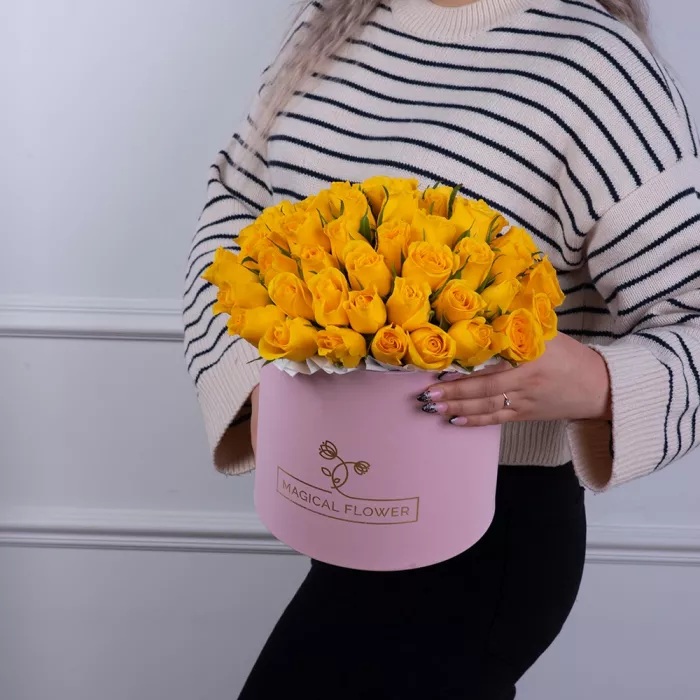51 желтая роза в розовой шляпной коробке