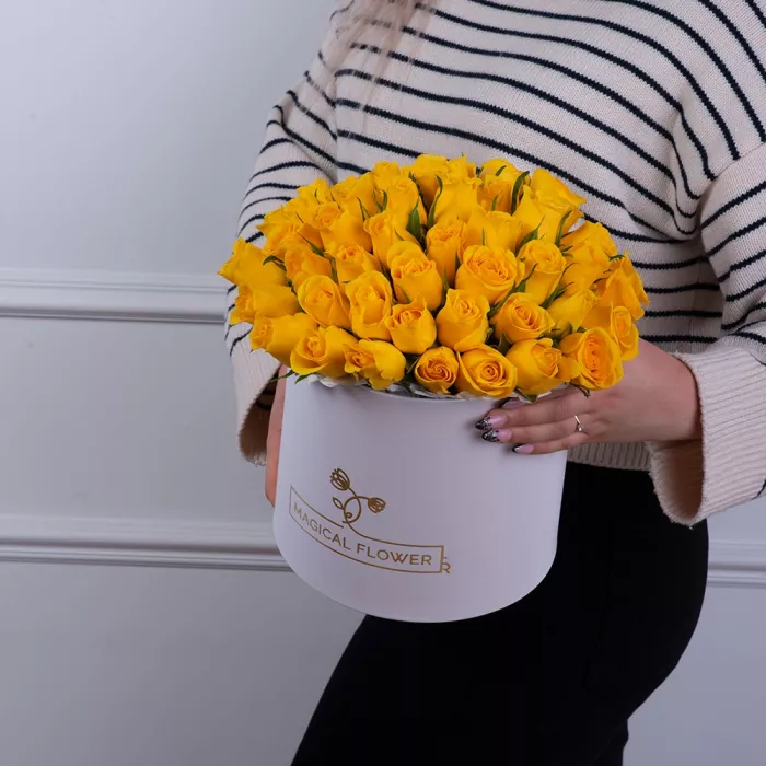 51 желтая роза в белой шляпной коробке