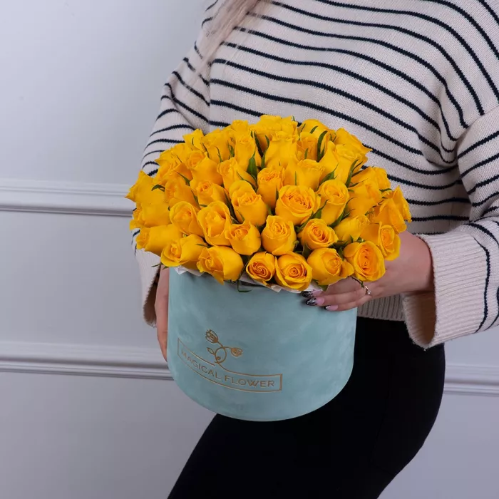 51 желтая роза в бархатной шляпной коробке