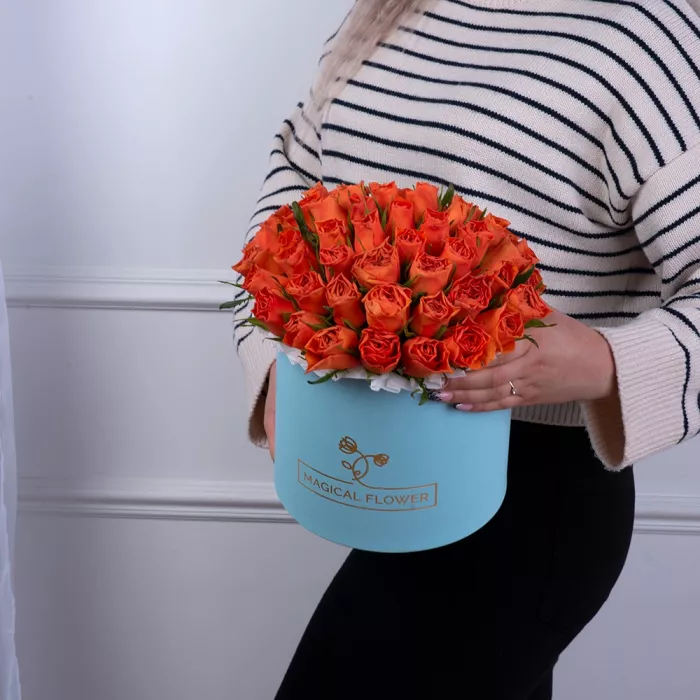 51 оранжевая роза в голубой шляпной коробке