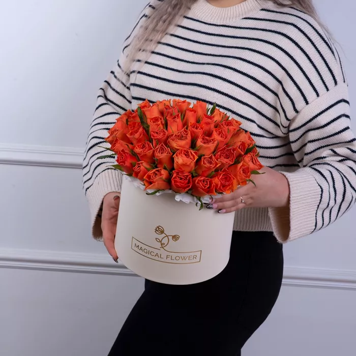 51 оранжевая роза в кремовой шляпной коробке