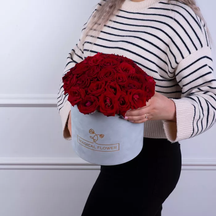 25 роз красных premium в бархатной шляпной коробке