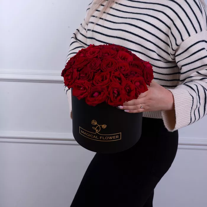 25 красных роз premium в черной шляпной коробке
