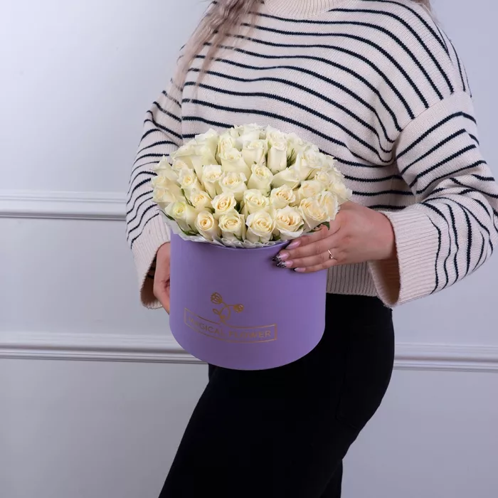 51 белая роза в фиолетовой шляпной коробке