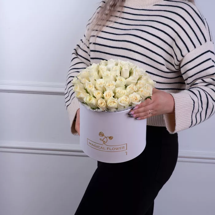 51 белая роза в белой шляпной коробке
