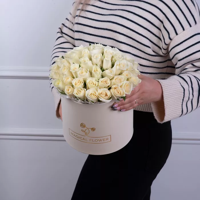 51 белая роза в кремовой шляпной коробке