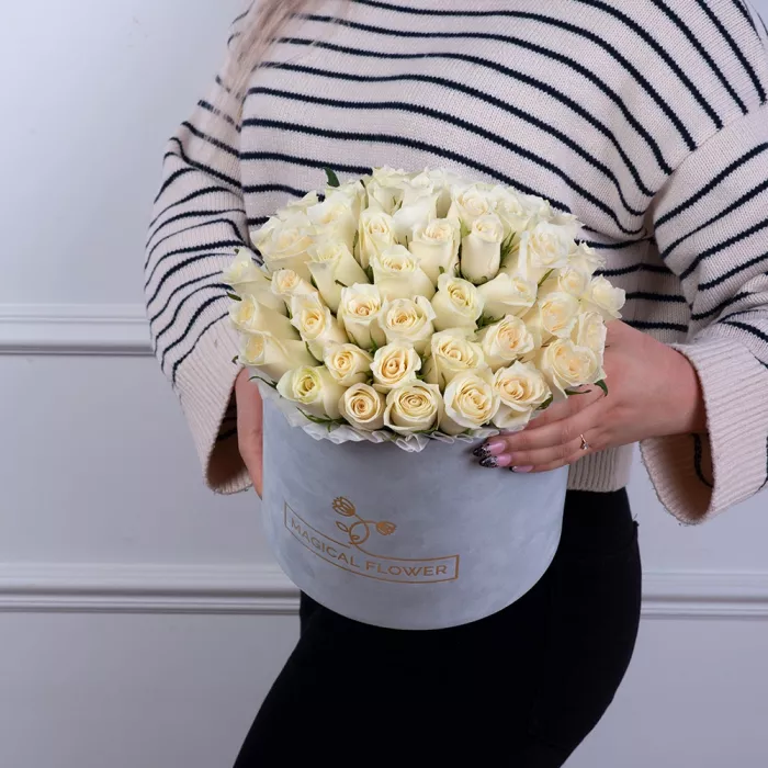 51 белая роза в серой бархатной шляпной коробке