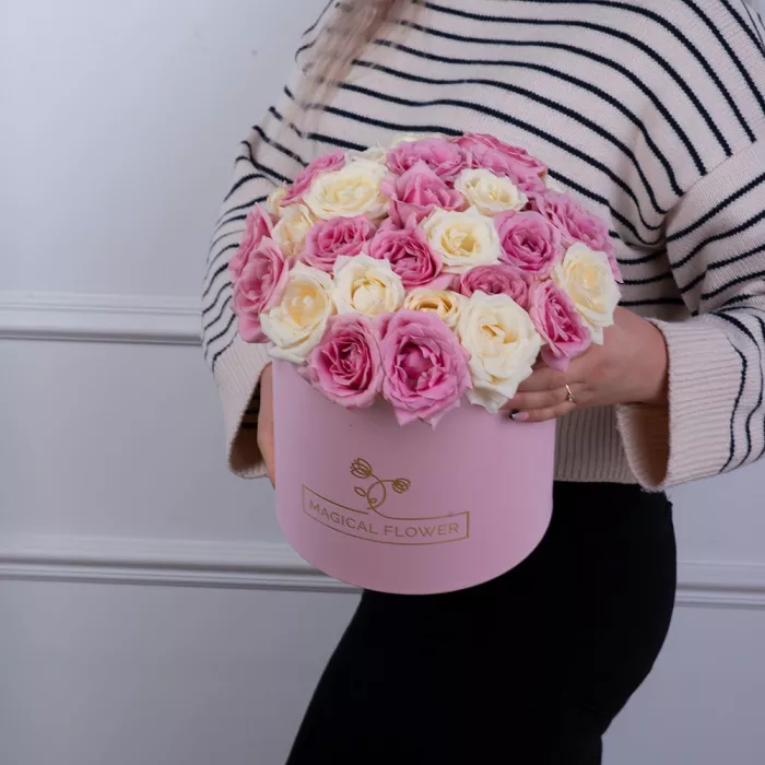 25 разноцветных роз premium в розовой шляпной коробке