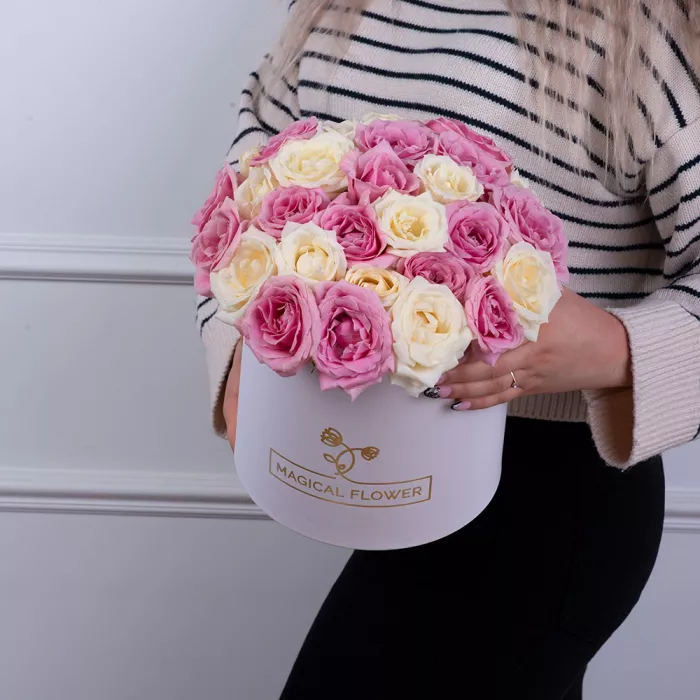 25 разноцветных роз premium в белой шляпной коробке
