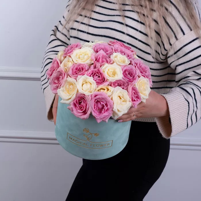 25 разноцветных роз premium в шляпной бархатной коробке