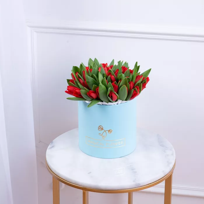 51 красный тюльпан в голубой шляпной коробке