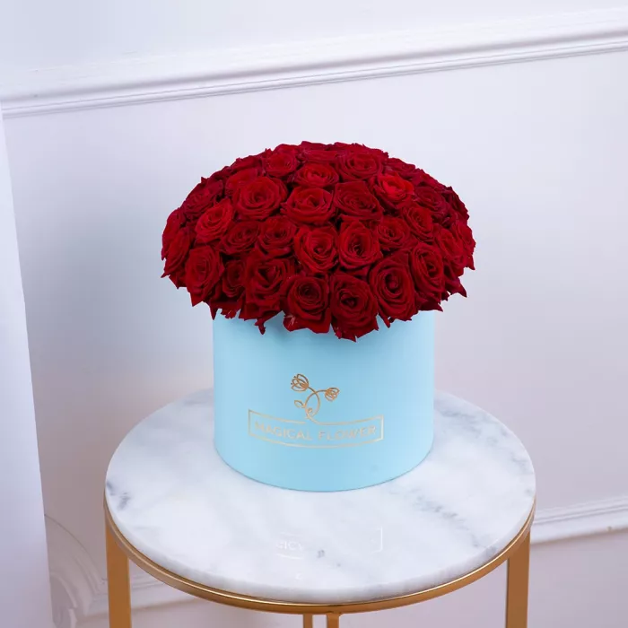 Букет из 51 красной розы premium в голубой шляпной коробке