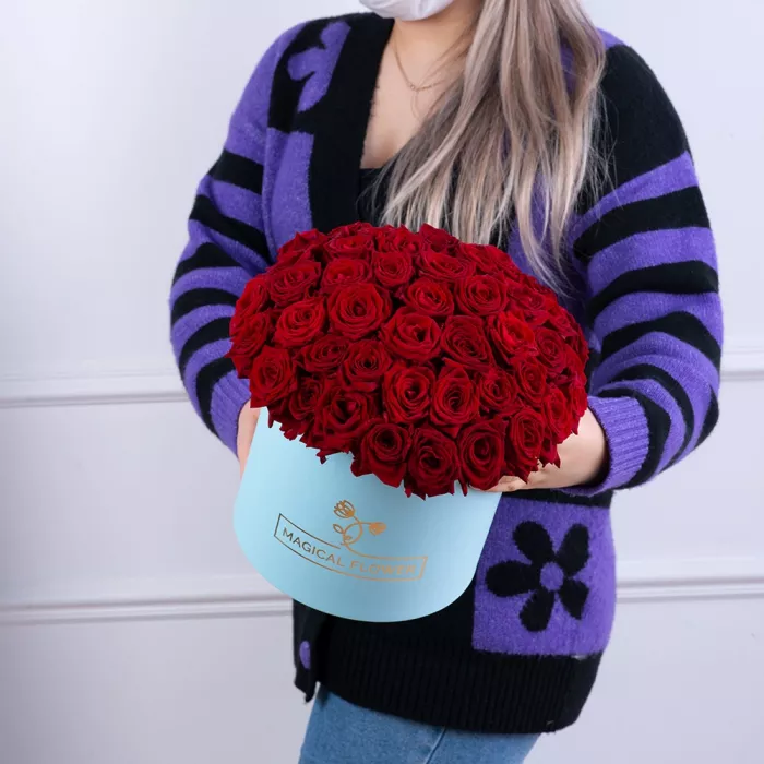 Букет из 51 красной розы premium в голубой шляпной коробке