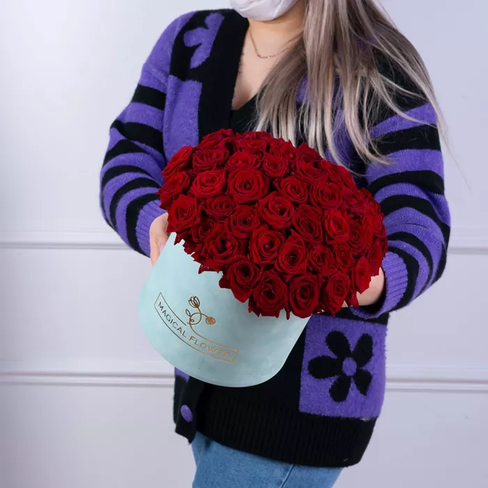 Букет из 51 красной розы premium в бархатной шляпной коробке