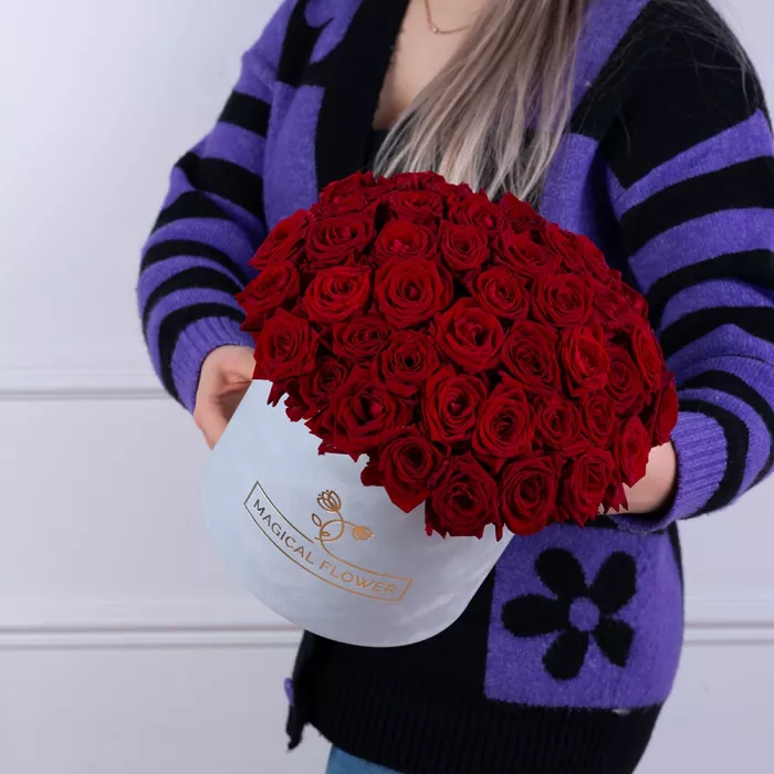 Букет из 51 красной розы premium в серой бархатной шляпной коробке