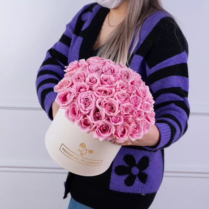 Букет из 51 розовой розы premium в кремовой шляпной коробке