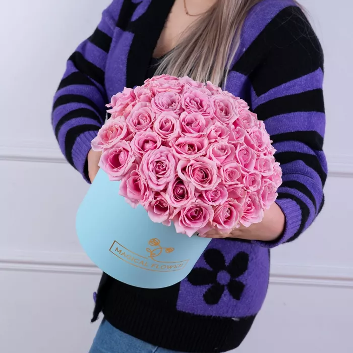 Букет из 51 розовой розы premium в голубой шляпной коробке