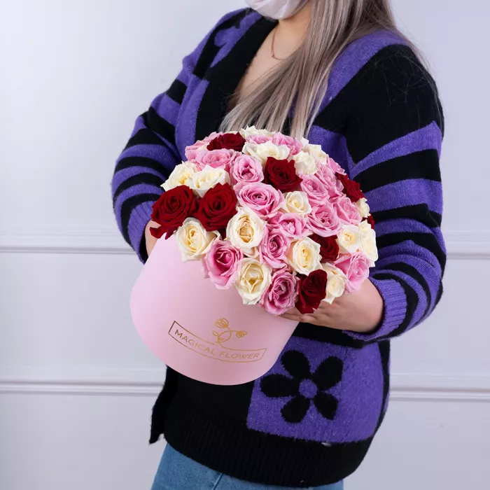 Букет из 51 разноцветной розы premium в розовой шляпной коробке