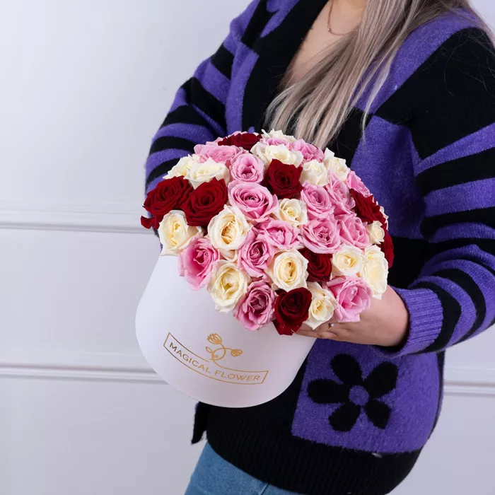 Букет из 51 разноцветной розы premium в белой шляпной коробке