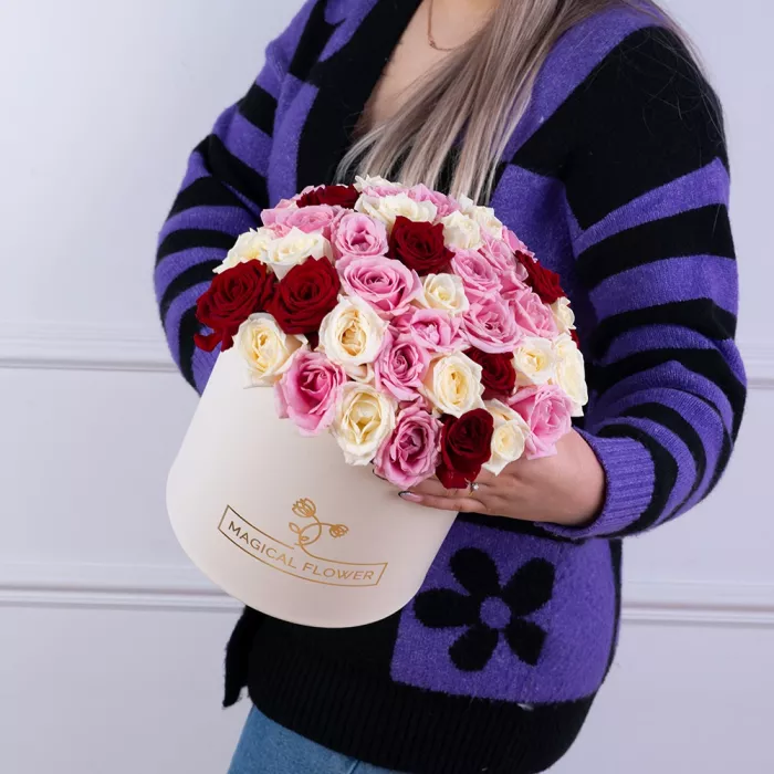 Букет из 51 разноцветной розы premium в кремовой шляпной коробке