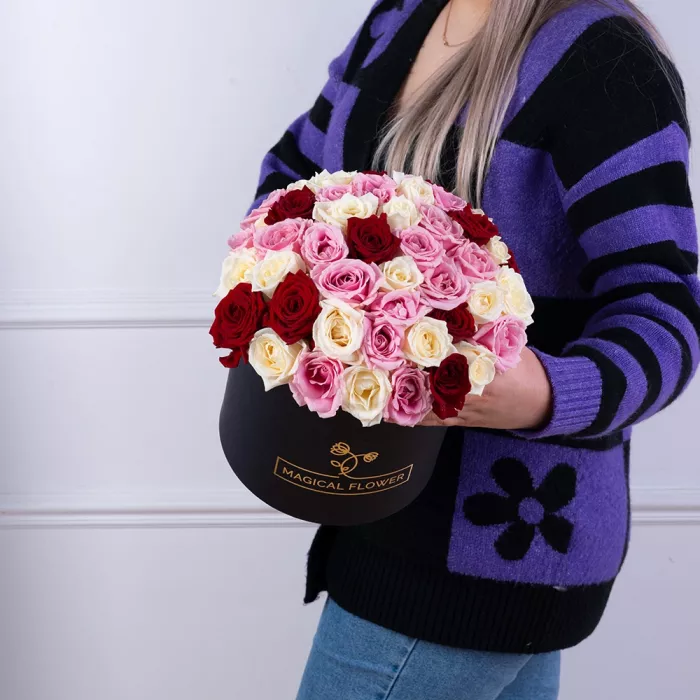 Букет из 51 разноцветной розы premium в черной шляпной коробке Букет из 51 разноцветной розы premium в черной шляпной коробке