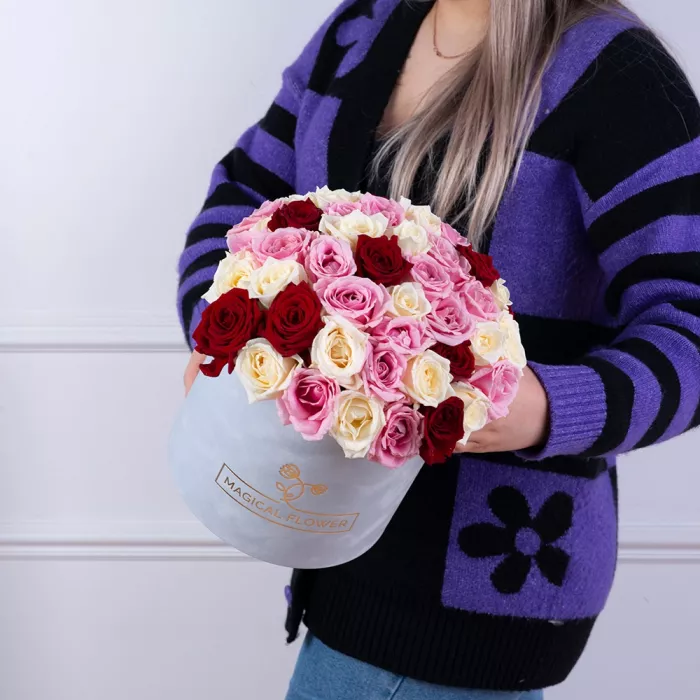 Букет из 51 разноцветной розы premium в серой бархатной шляпной коробке