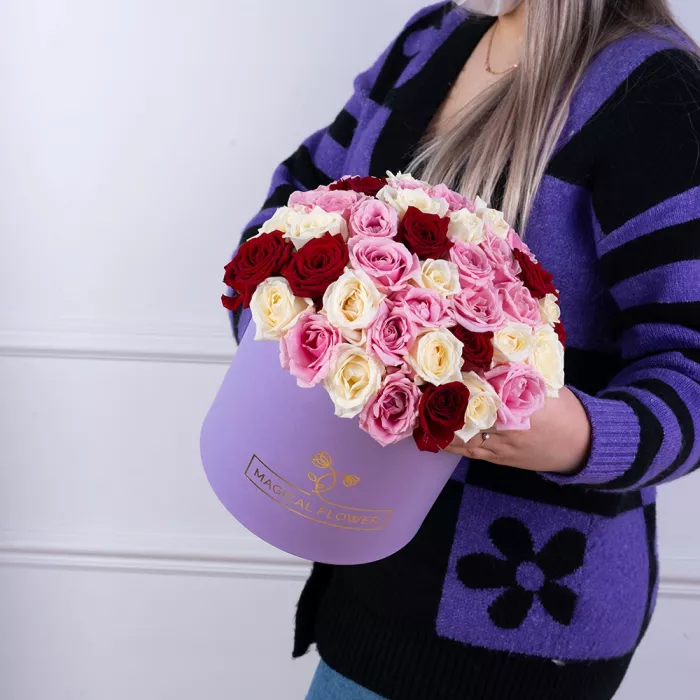 Букет из 51 разноцветной розы premium в фиолетовой шляпной коробке