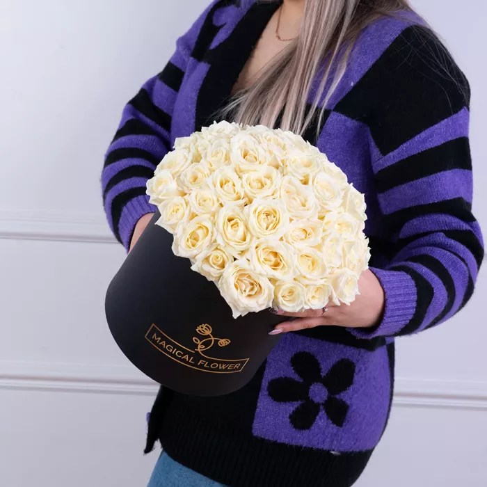 Букет из 51 белой розы premium в черной шляпной коробке