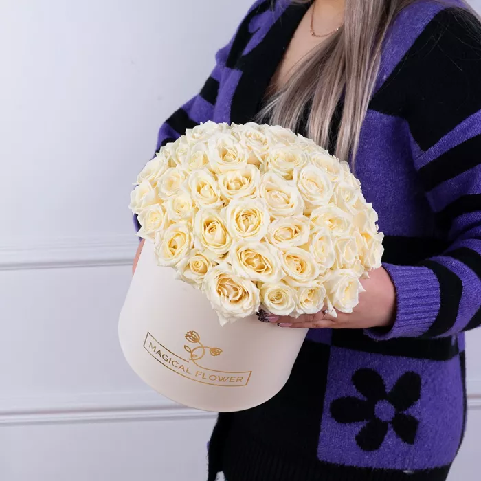 Букет из 51 белой розы premium в белой шляпной коробке