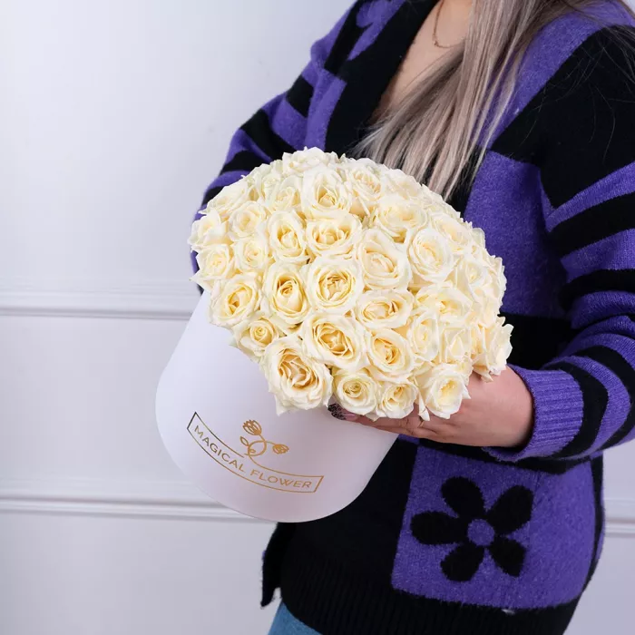 Букет из 51 белой розы premium в кремовой шляпной коробке