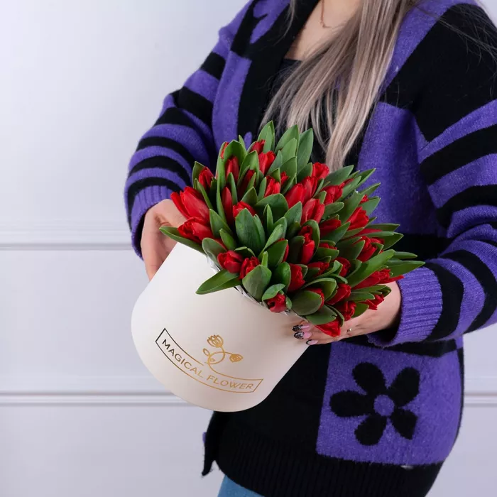 51 красный тюльпан в кремовой шляпной коробке