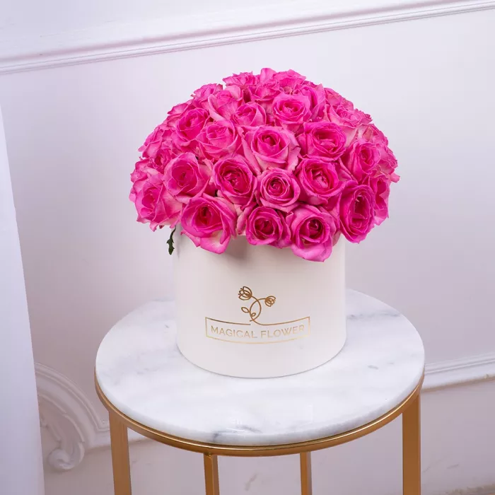 Букет из 51 малиновой розы premium в кремовой шляпной коробке